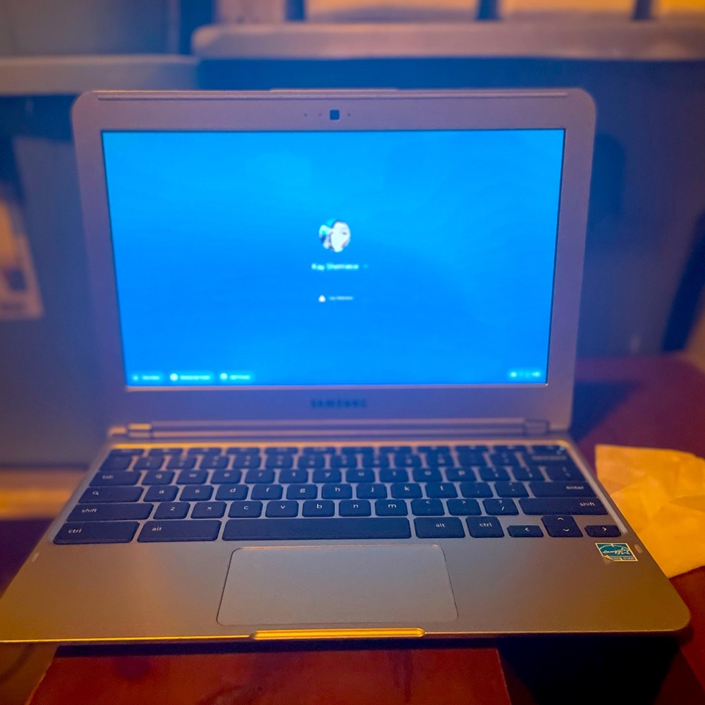 CHROMEBOOK LAPTOP W// CHARGER